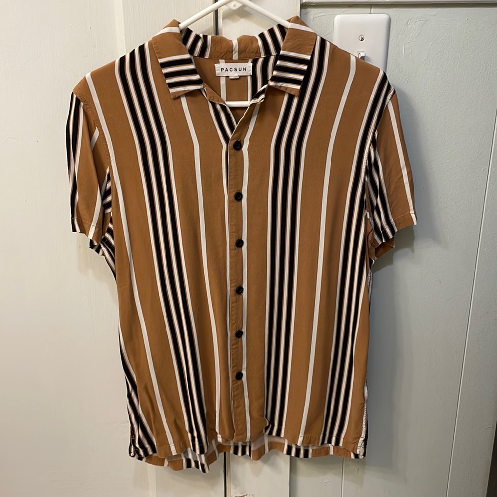Pacsun retro short sleeve button-up / Size: S